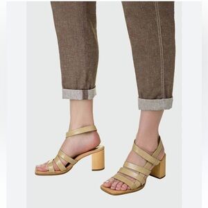 PALOMA BARCELO
Women's beige leather sandals with square toe size 36 US 6